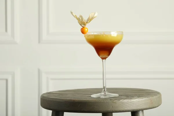 Cocktail Rinfrescante Decorato Con Frutta Physalis Tavolo Legno All Interno — Foto Stock