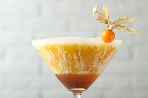 Köstlicher Cocktail Mit Physalis Früchten Auf Verschwommenem Hintergrund Nahaufnahme — Stockfoto
