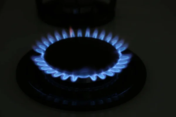 Gasbrännare Modern Spis Med Brinnande Blå Låga Natten Närbild — Stockfoto