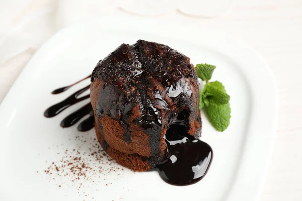 Νόστιμο Ζεστό Κέικ Λάβας Σοκολάτα Στο Πιάτο Closeup — Φωτογραφία Αρχείου