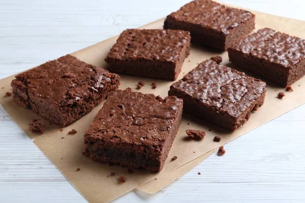 Νόστιμα Brownies Σοκολάτας Λευκό Ξύλινο Τραπέζι — Φωτογραφία Αρχείου