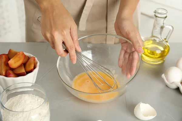 Γυναίκα Μαστιγώνει Αυγά Στο Γκρίζο Τραπέζι Κοντά Μαγειρική Των Νόστιμα — Φωτογραφία Αρχείου