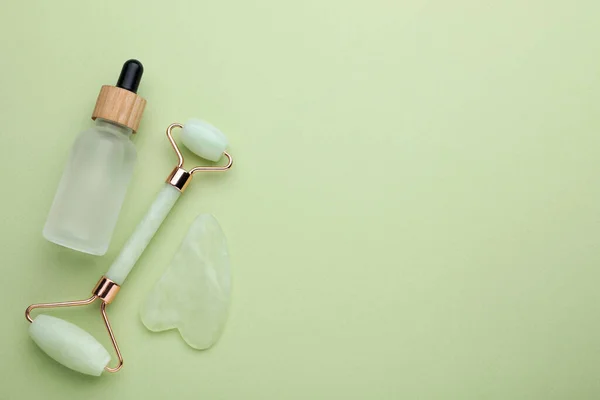 Jade Gua Sha Tool Facial Roller Bottle Serum Light Green —  Fotos de Stock