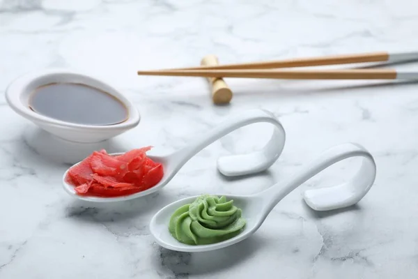 Swirl Wasabi Paste Pickled Ginger Soy Sauce Chopsticks White Marble — Stockfoto