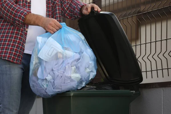 Muž Dává Pytlík Odpadky Recyklačního Koše Venku Detailní Záběr — Stock fotografie