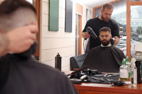 Professioneller Friseur Arbeitet Mit Bärtigen Kunden Friseursalon — Stockfoto