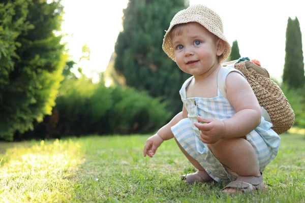 Carino Bambina Abiti Eleganti Con Zaino Maglia All Aperto Nella — Foto Stock