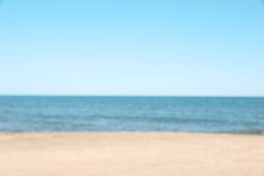 Deniz kenarındaki kumlu sahilin bulanık görüntüsü