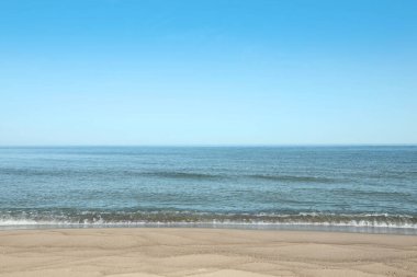 Deniz kenarındaki kumsal manzarası.