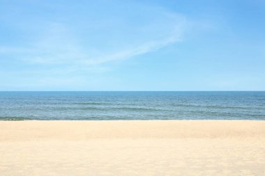 Deniz kenarındaki kumsal manzarası.