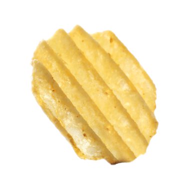 Beyaza izole edilmiş lezzetli bir patates cipsi.
