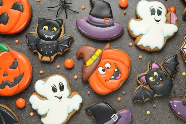 Sabrosas Galletas Dulces Para Fiesta Halloween Mesa Negra Puesta Plana —  Fotos de Stock