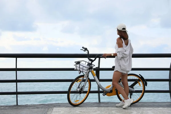 Красива Молода Жінка Велосипедом Біля Моря Простір Тексту — стокове фото