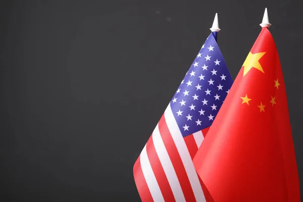 在黑暗的背景下 美国和中国国旗的截图 文字的空间 国际关系 — 图库照片