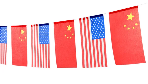 Beyaz Arka Planda Abd Çin Bayrakları Olan Bir Çelenk Uluslararası — Stok fotoğraf