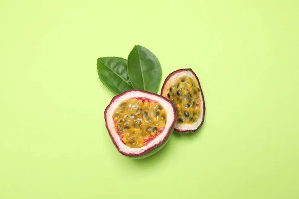 Slices Fresh Ripe Passion Fruit Maracuya Leaves Light Green Background — Stok Foto