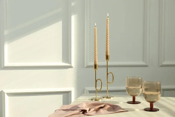 Weingläser Neben Brennenden Kerzen Auf Weißem Tisch Drinnen Platz Für — Stockfoto