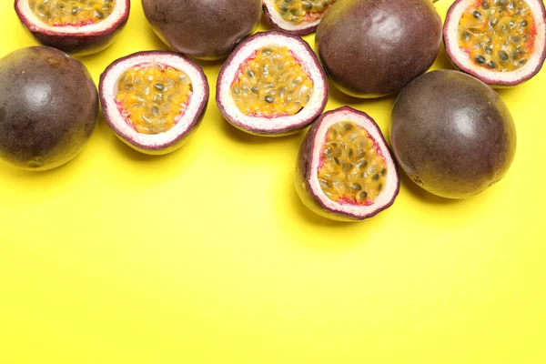 黄色の背景に新鮮な熟した情熱フルーツ Maracuyas フラットレイアウト テキストのスペース — ストック写真