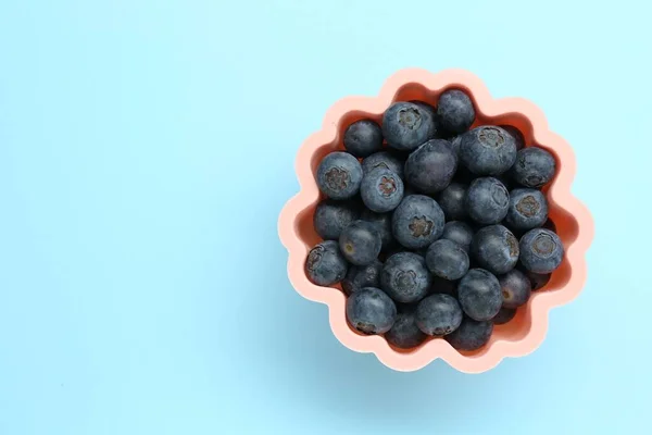 Bowl Fresh Delicious Blueberries Light Blue Background Top View Space — Stock Photo, Image