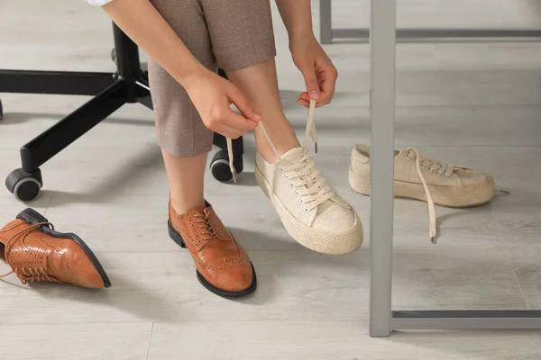 Mulher Tirando Sapatos Desconfortáveis Colocando Tênis Escritório Close — Fotografia de Stock