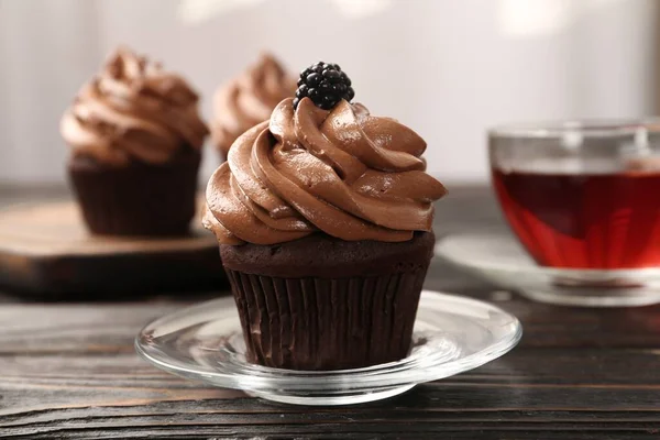 Delicious Chocolate Cupcake Cream Blackberry Black Wooden Table Closeup — ストック写真