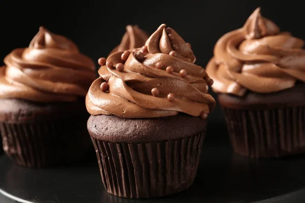 Délicieux Cupcakes Chocolat Avec Crème Perles Sur Table Noire Gros — Photo