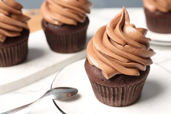 Delicious Fresh Chocolate Cupcake Table Closeup — Stock Photo, Image