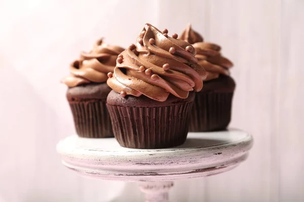 Deliciosos Cupcakes Chocolate Com Creme Contas Stand Branco Close — Fotografia de Stock