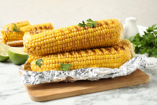 Finom Grillezett Kukorica Fehér Márvány Asztalon — Stock Fotó