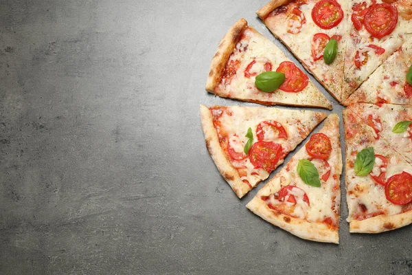 Deliciosa Pizza Margherita Sobre Mesa Gris Puesta Plana Espacio Para — Foto de Stock