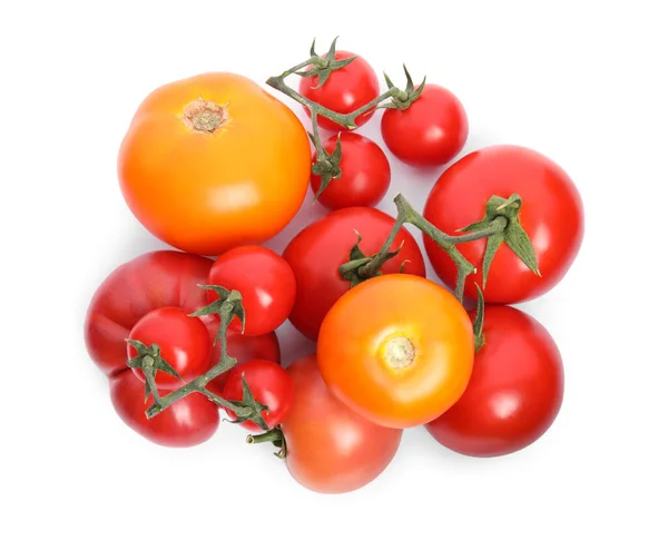 Πολλές Διαφορετικές Ώριμες Ντομάτες Λευκό Φόντο Κορυφαία Άποψη — Φωτογραφία Αρχείου