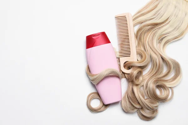 Lock Beautiful Blonde Curly Hair Cosmetic Product Comb White Background — Foto de Stock