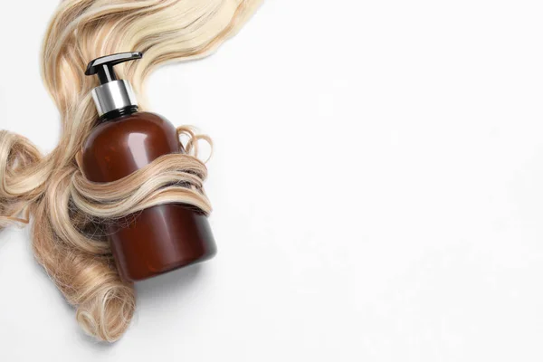 Lock Beautiful Blonde Curly Hair Cosmetic Product White Background Top — 스톡 사진