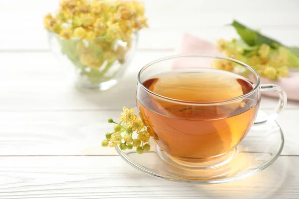 Tasse Tee Und Lindenblüte Auf Weißem Holztisch — Stockfoto