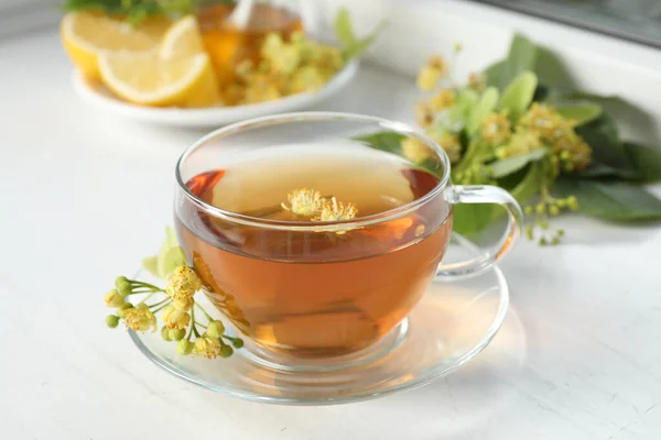 Taza Con Flor Tilo Alféizar Ventana Blanco — Foto de Stock