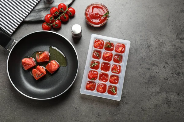 Composición Plana Cubitos Hielo Derretidos Con Tomates Aceite Romero Sobre —  Fotos de Stock