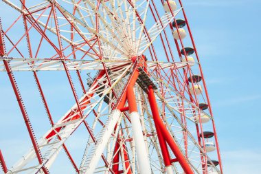 Güzel geniş dönme dolap, alçak açı.