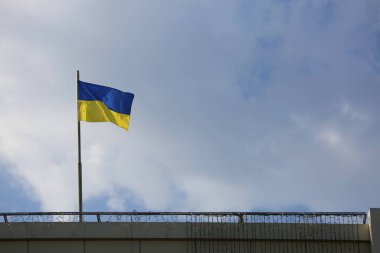 Bulutlu gökyüzüne karşı inşa edilen Ukrayna bayrağı
