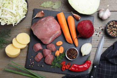 Borş çorbası için taze malzemeler ahşap masada, düz yerde.