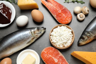 Gri masa üzerinde D vitamini bakımından zengin taze ürünler.