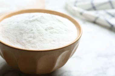 Beyaz mermer masada kabartma tozu, yakın plan.