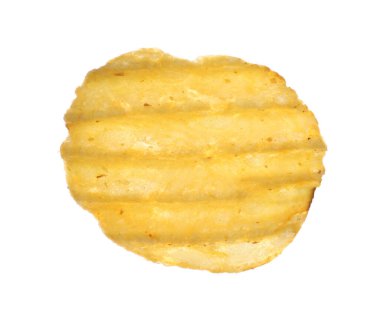 Beyaza izole edilmiş lezzetli bir patates cipsi.