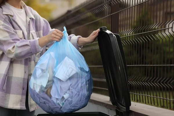 Kobieta Wyrzucająca Worek Śmieci Kosza Śmieci Zewnątrz Zbliżenie — Zdjęcie stockowe