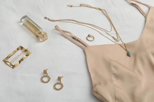 Стильна Сукня Золотим Біжутерією Парфумами Білій Тканині — стокове фото