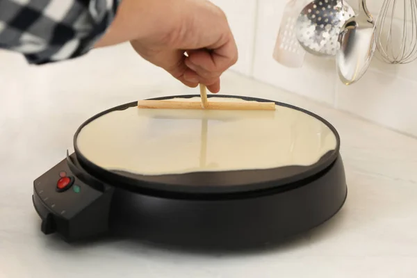 Man Cooking Delicious Crepe Electric Pancake Maker Kitchen Closeup — Φωτογραφία Αρχείου