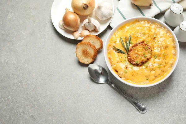 Leckere Hausgemachte Französische Zwiebelsuppe Auf Grauem Tisch Flach Gelegt Raum — Stockfoto