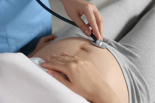 Doctor Examining Pregnant Woman Hospital Closeup — Foto Stock