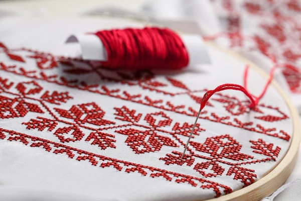 White Fabric Red Ukrainian National Embroidery Hoop Needle Thread Closeup — Fotografia de Stock