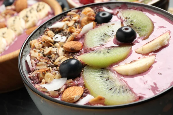 Köstlicher Acai Smoothie Mit Müsli Und Früchten Dessertschüssel Nahaufnahme — Stockfoto