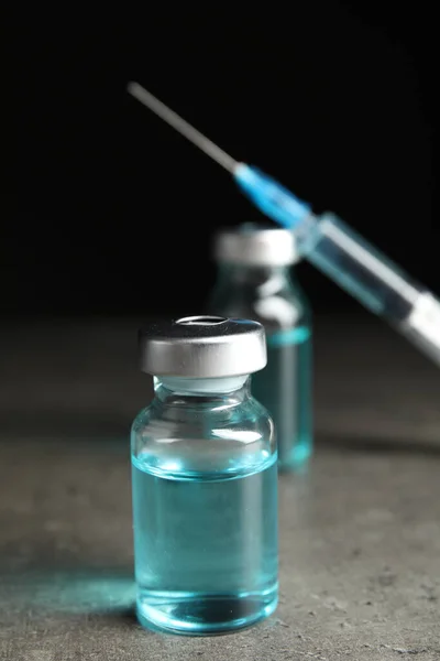 Injektionsflaskor Och Spruta Grått Bord Vaccination Och Immunisering — Stockfoto